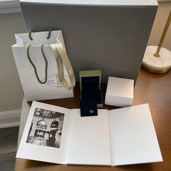 Van Cleef & Arpels Jewelry - Van Cleef and Arpels packaging lot listing 4